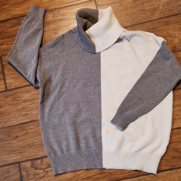 Aaeda Sweaters - Aaeda Gray and Cream Turtleneck Sweater Womens Small